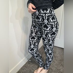Filagree black white leggings